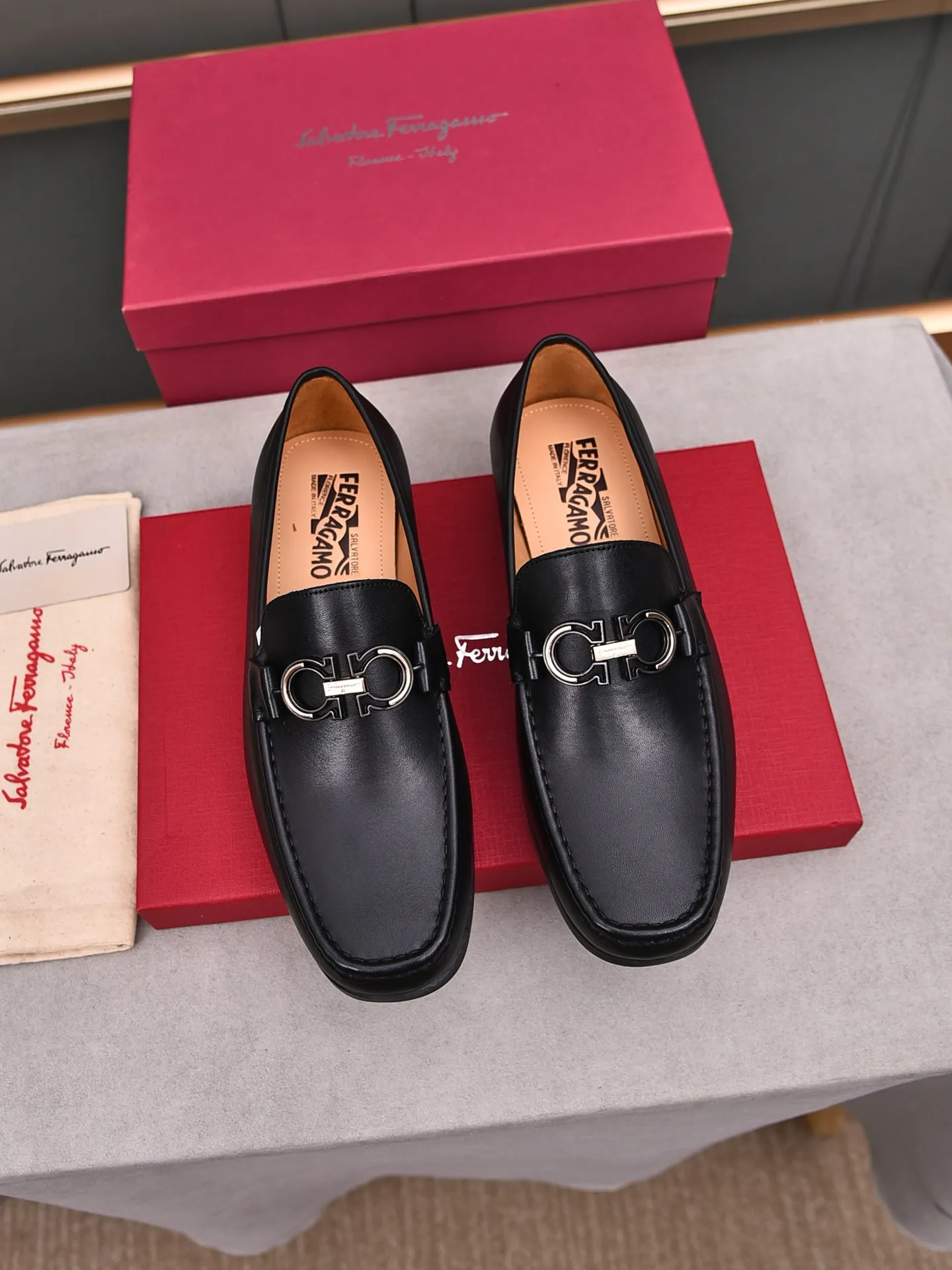 Factory: 250 [Original running volume quality] Brand: Ferragamo (Ferragamo) Size: Men's size 38/44 (45 can be customized) Grade: Same style as the official website High-end quality men's shoes Material: Original first-layer calfskin Water-dyed cowhide lining Original outsole Style category: Men's fashion formal business casual leather shoes Slip-on men's shoes high-top series Young fashion European and American trends British style Casual matching Comfortable feet